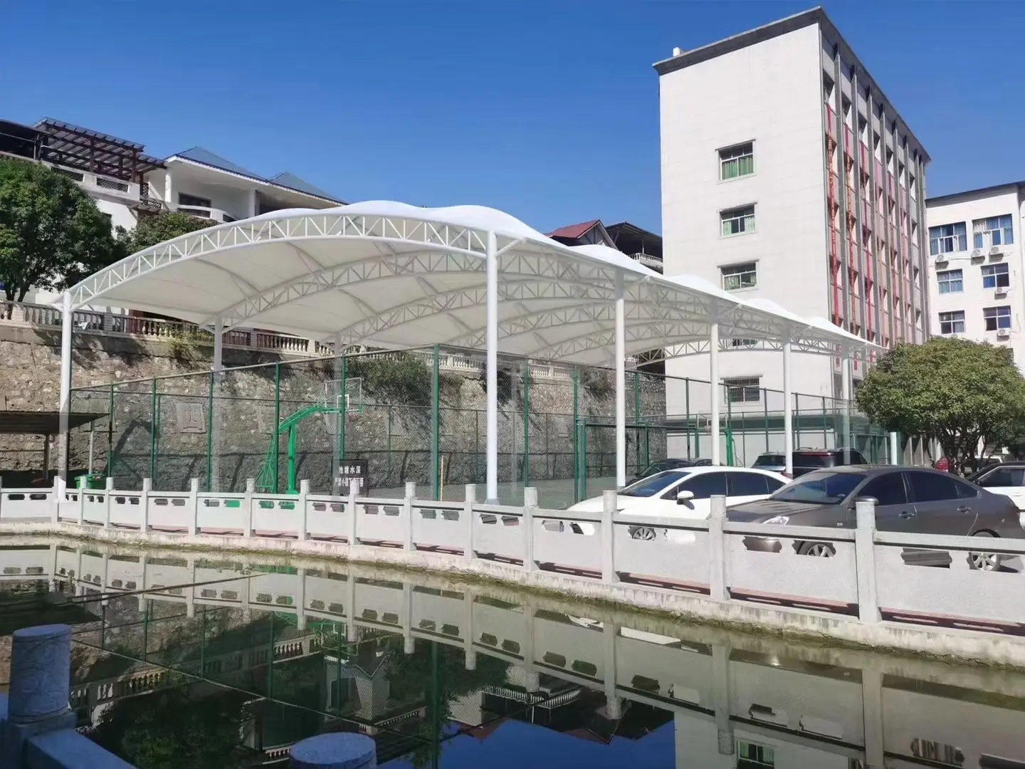 贵州开阳园区停车棚总在漏水生锈？源头膜结构厂家：按本地气候选材，避开三大坑