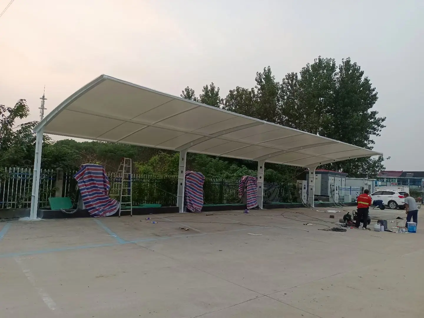 贵州开阳膜结构工程科普：山地多雨强紫外线环境，停车棚选材别只看低价
